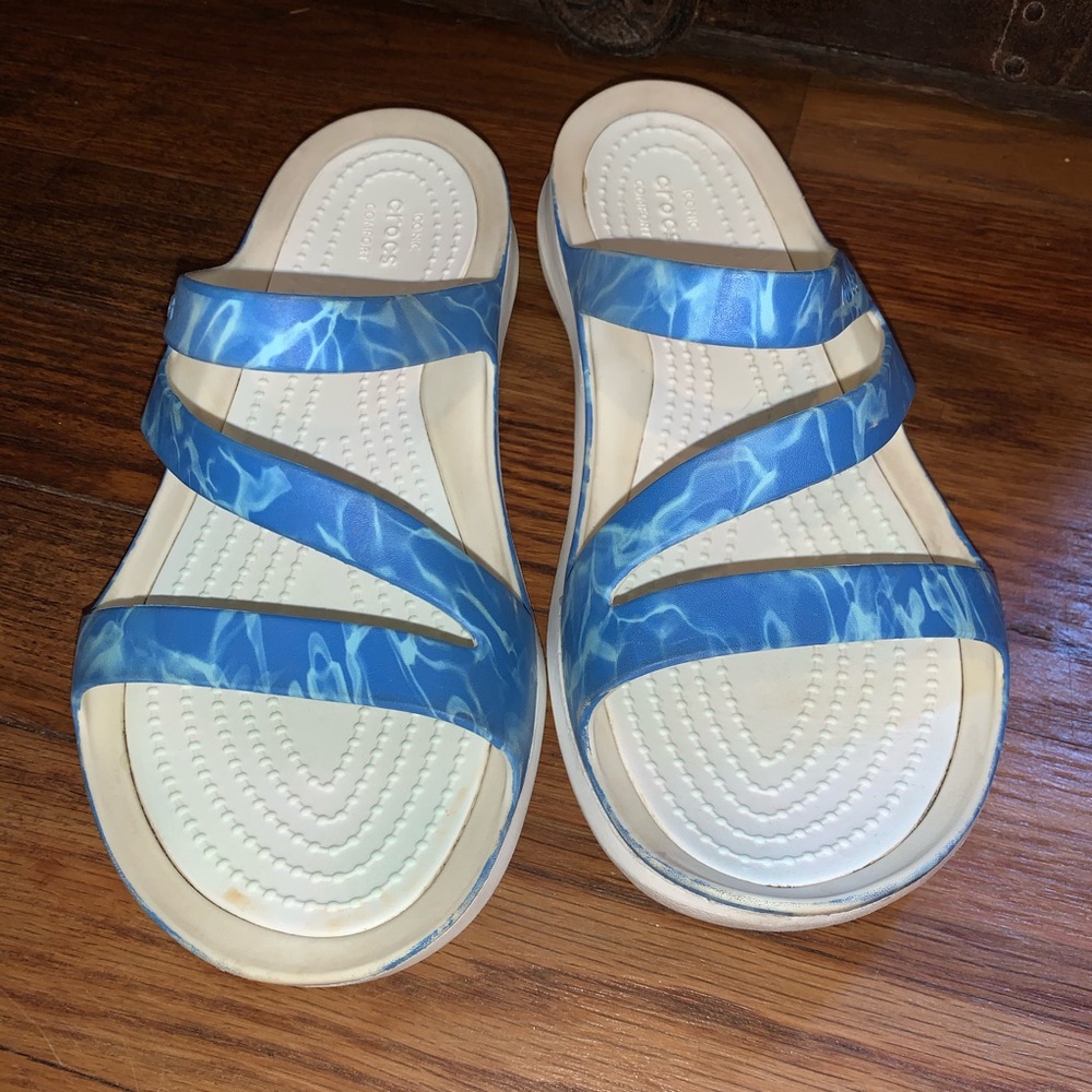 Womens size 5 Crocs sandals